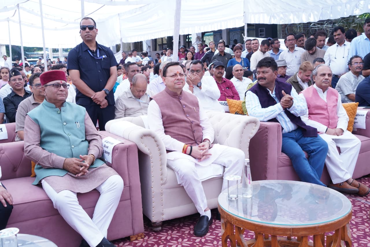 मुख्यमंत्री धामी ने प्रेस क्लब के दीपावली कार्यक्रम में शिरकत की, लक्की ड्रॉ के विजेताओं को पुरस्कृत किया।