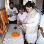 मुख्यमंत्री पुष्कर सिंह धामी ने हल्द्वानी में संगठन पदाधिकारियों से कहा – सोशल मीडिया के माध्यम से स्वदेशी अपनाओ अभियान को जन-जन तक पहुँचाएँ।