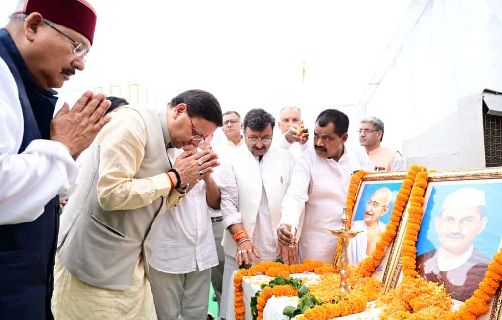 शहीदों को नमन करते हुए सीएम धामी ने रामपुर तिराहा स्थल के पुनर्विकास का मास्टर प्लान बनाने की घोषणा की।