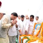 शहीदों को नमन करते हुए सीएम धामी ने रामपुर तिराहा स्थल के पुनर्विकास का मास्टर प्लान बनाने की घोषणा की।