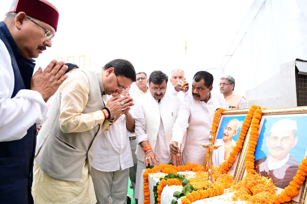 शहीदों को नमन करते हुए सीएम धामी ने रामपुर तिराहा स्थल के पुनर्विकास का मास्टर प्लान बनाने की घोषणा की।