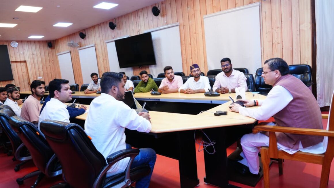 मुख्यमंत्री धामी से मिले बेरोजगार संघ के प्रतिनिधि, अनियमित परीक्षा रद्द करने पर जताया आभार।