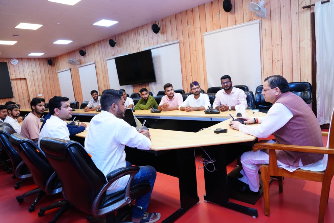 मुख्यमंत्री धामी से मिले बेरोजगार संघ के प्रतिनिधि, अनियमित परीक्षा रद्द करने पर जताया आभार।