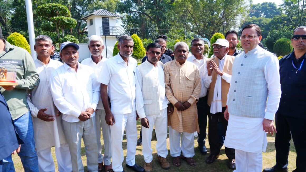 प्रदेशभर से आए लोगों ने मुख्यमंत्री धामी से भेंट कर दीपावली की बधाई दी।