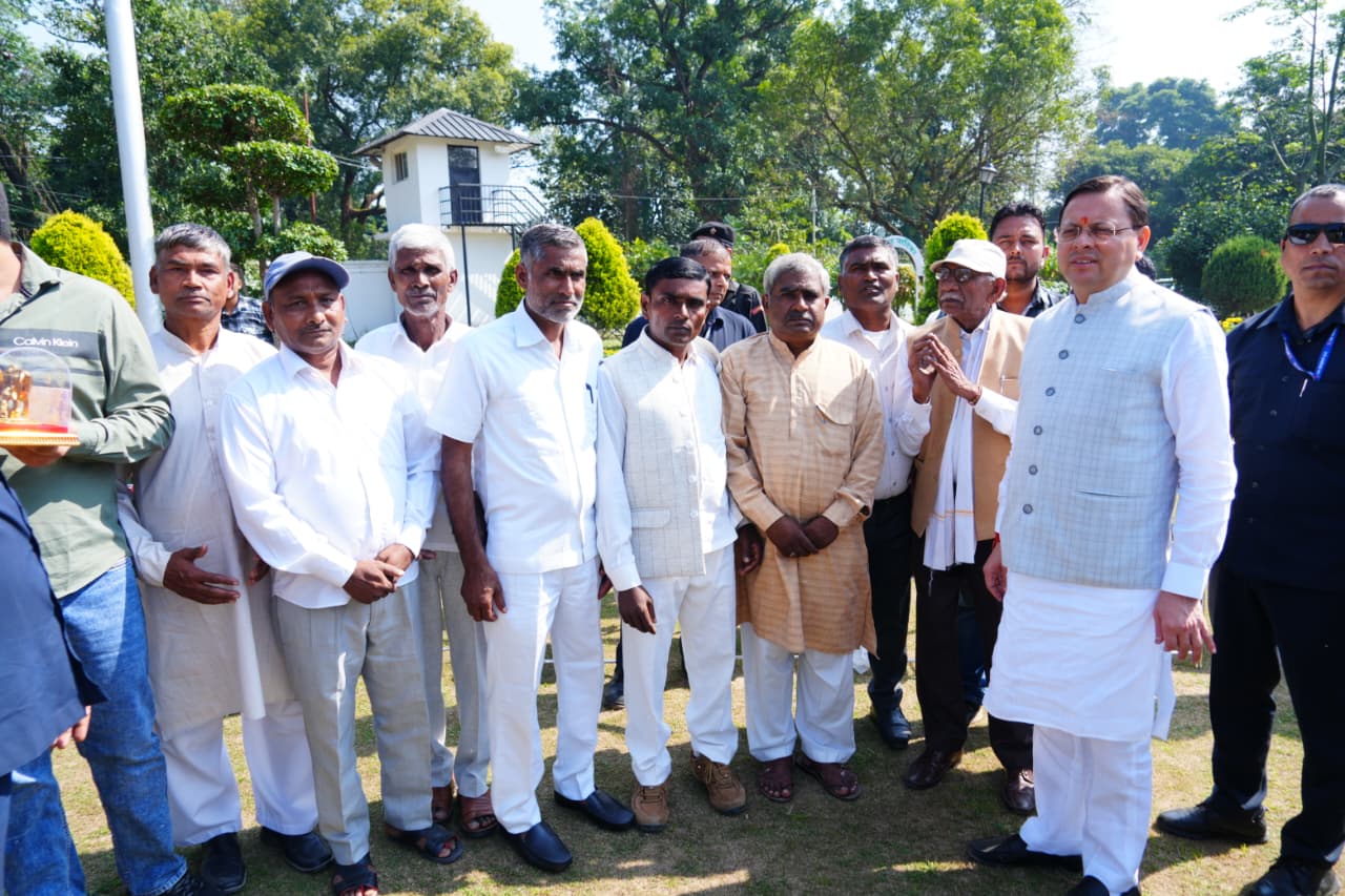 प्रदेशभर से आए लोगों ने मुख्यमंत्री धामी से भेंट कर दीपावली की बधाई दी।