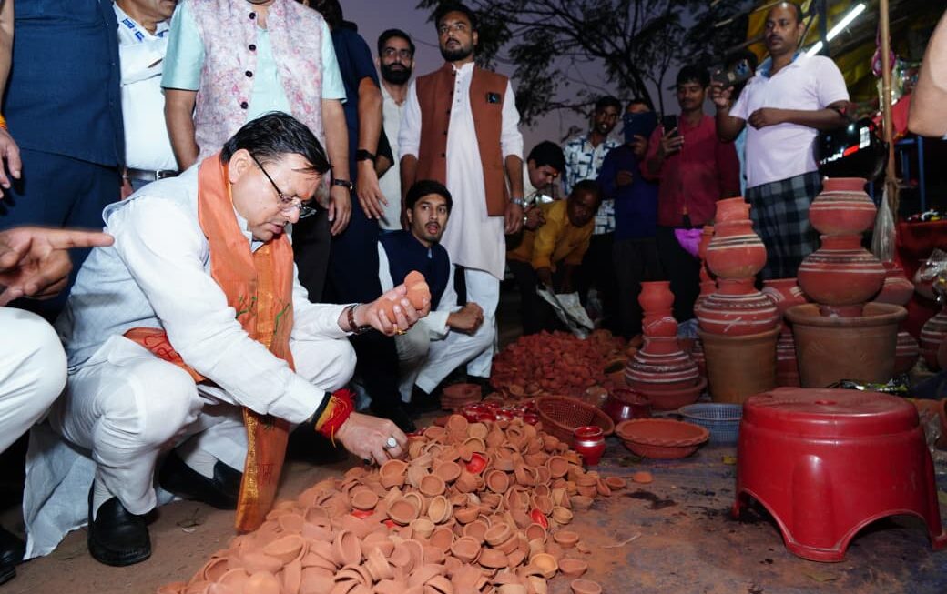 मुख्यमंत्री ने दीपावली पर स्वदेशी उत्पाद खरीदकर स्थानीय कारीगरों को बढ़ावा दिया।