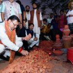 मुख्यमंत्री ने दीपावली पर स्वदेशी उत्पाद खरीदकर स्थानीय कारीगरों को बढ़ावा दिया।