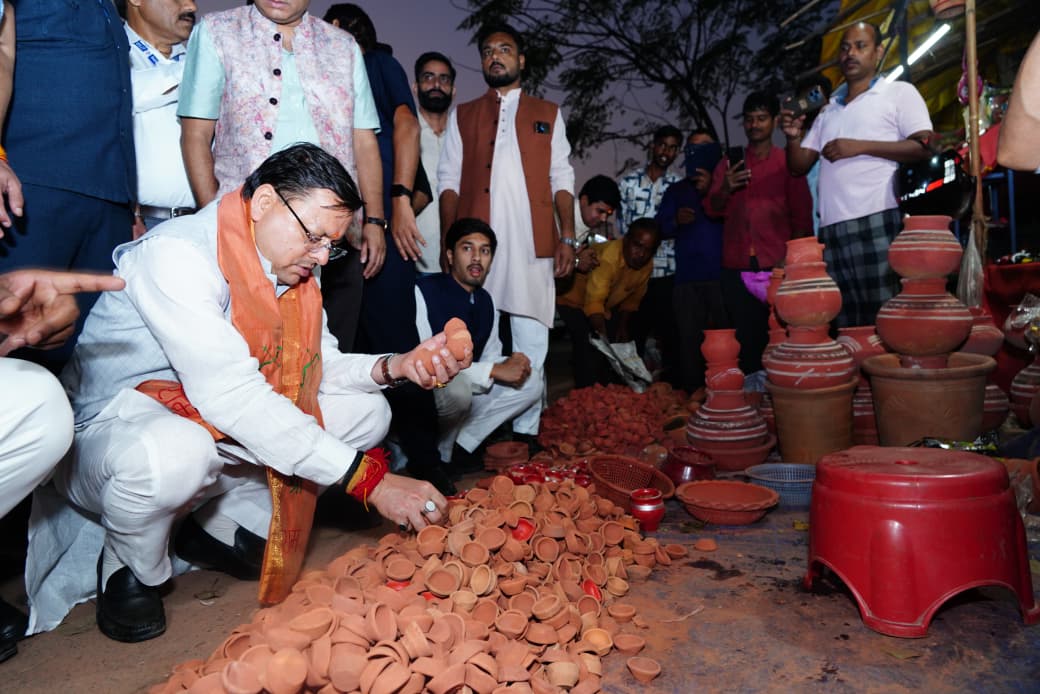 मुख्यमंत्री ने दीपावली पर स्वदेशी उत्पाद खरीदकर स्थानीय कारीगरों को बढ़ावा दिया।