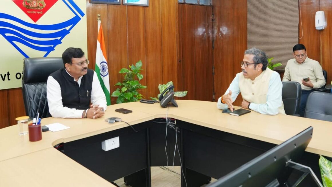 आनन्द बर्द्धन ने कौशल विकास विभाग की समीक्षा करते हुए युवाओं को विदेशों में भी नौकरी दिलाने की आवश्यकता बताई।