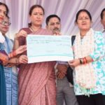 रेखा आर्या बोलीं, सहकारिता से ग्रामीण क्षेत्र में आई आर्थिक सशक्तिकरण की लहर, ग्राम सभा में माइक्रो एटीएम व लोन वितरण।