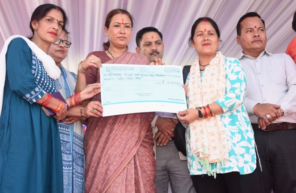 रेखा आर्या बोलीं, सहकारिता से ग्रामीण क्षेत्र में आई आर्थिक सशक्तिकरण की लहर, ग्राम सभा में माइक्रो एटीएम व लोन वितरण।