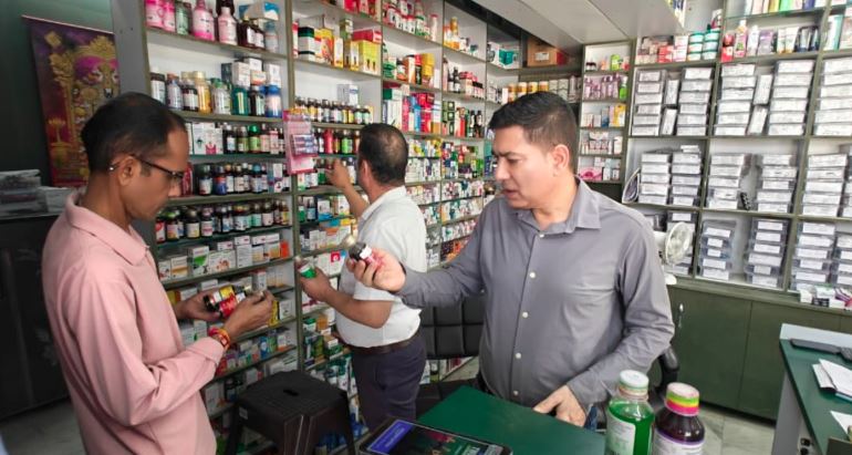 प्रदेशभर में प्रतिबंधित कफ सिरप पर एफडीए की बड़ी कार्रवाई, सरकार ने चलाया सख्त अभियान।