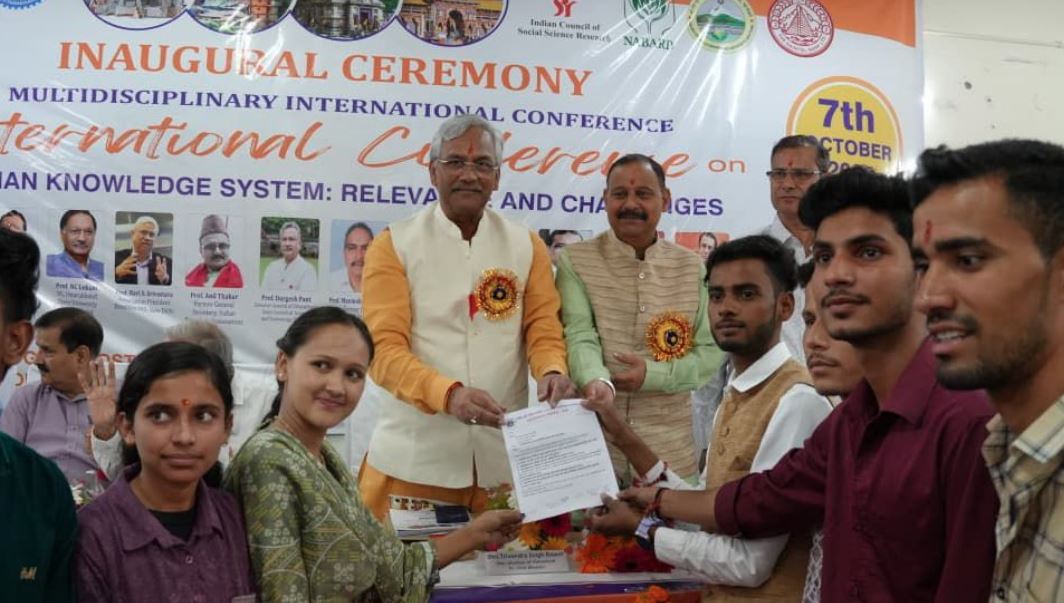 भारत की ज्ञान-परंपरा ‘वसुधैव कुटुम्बकम्’ के आदर्श पर आधारित है- त्रिवेन्द्र रावत