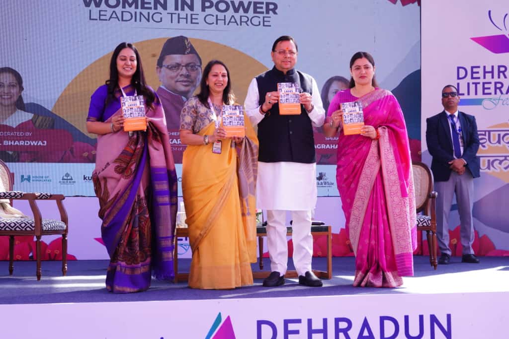 दून इंटरनेशनल स्कूल में साहित्य महोत्सव के दौरान सीएम धामी ने लीडिंग लेडीज ऑफ इंडिया पुस्तक का अनावरण किया।