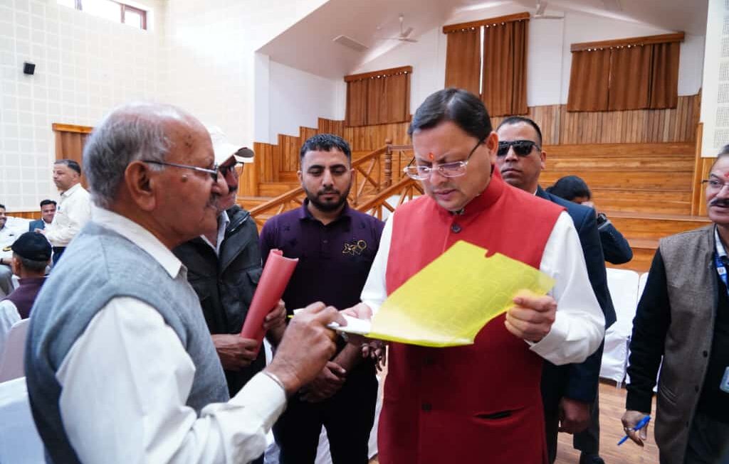 मुख्यमंत्री पुष्कर सिंह धामी ने जनता मिलन कार्यक्रम में प्रदेश के विभिन्न हिस्सों से आए नागरिकों की समस्याओं पर संवाद किया।