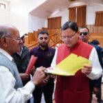 मुख्यमंत्री पुष्कर सिंह धामी ने जनता मिलन कार्यक्रम में प्रदेश के विभिन्न हिस्सों से आए नागरिकों की समस्याओं पर संवाद किया।