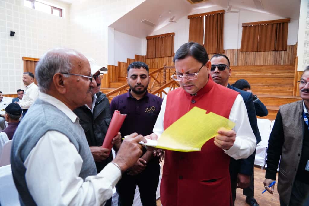 मुख्यमंत्री पुष्कर सिंह धामी ने जनता मिलन कार्यक्रम में प्रदेश के विभिन्न हिस्सों से आए नागरिकों की समस्याओं पर संवाद किया।