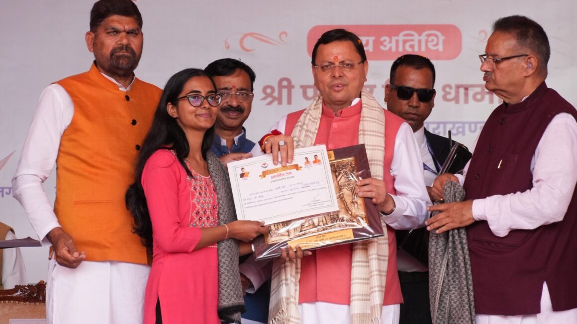 रजत जयंती अवसर पर पंतनगर कृषि विश्वविद्यालय में सीएम धामी ने किसान सम्मेलन का उद्घाटन किया।