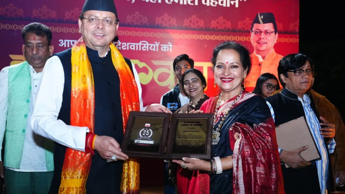 इगास के शुभ अवसर पर मुख्यमंत्री धामी से कलाकारों ने सौजन्य भेंट की।