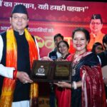 इगास के शुभ अवसर पर मुख्यमंत्री धामी से कलाकारों ने सौजन्य भेंट की।