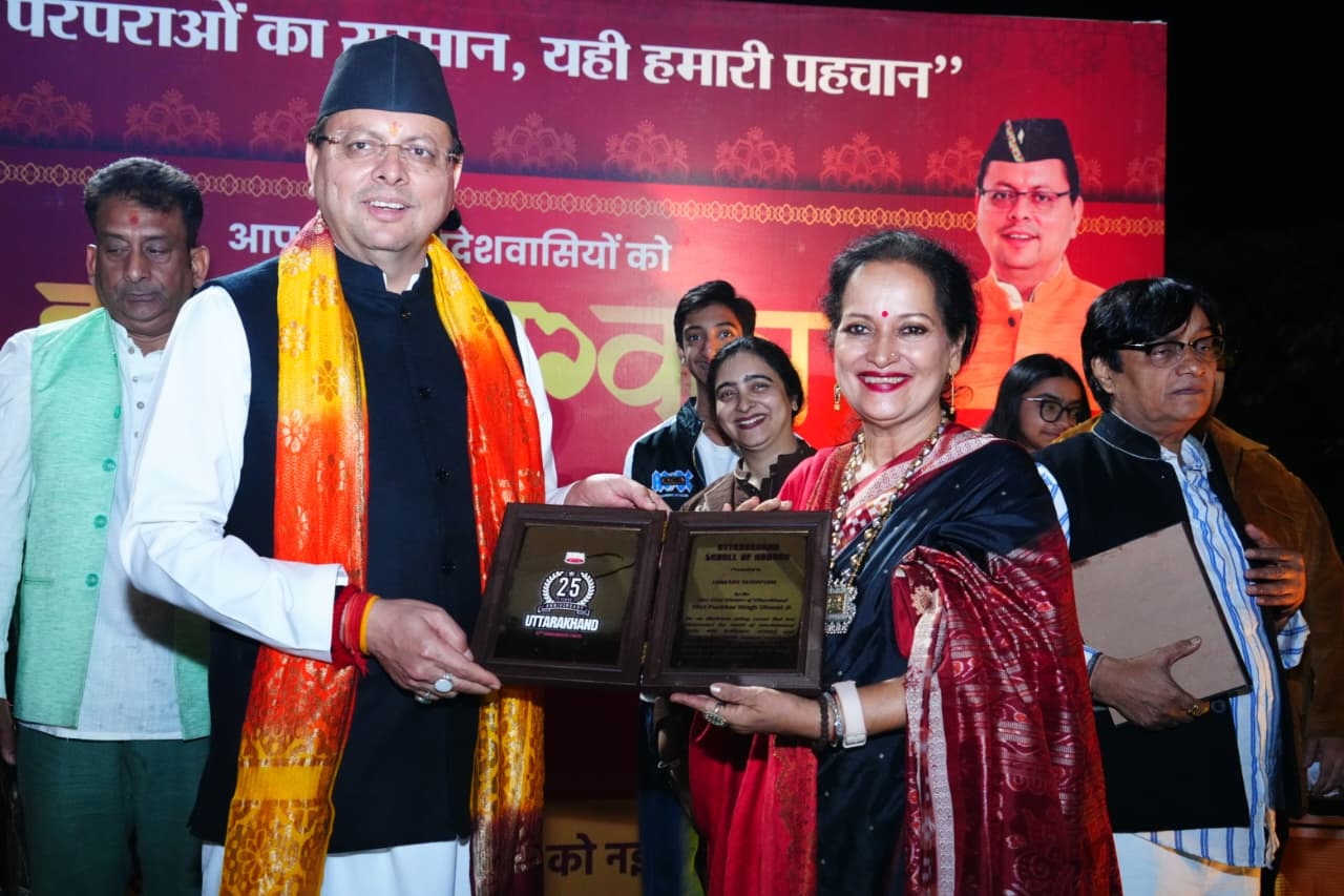 इगास के शुभ अवसर पर मुख्यमंत्री धामी से कलाकारों ने सौजन्य भेंट की।