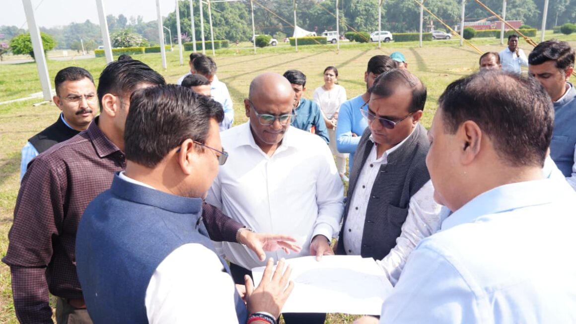 उत्तराखंड रजत जयंती के अवसर पर 9 नवम्बर को आयोजित मुख्य कार्यक्रम की तैयारियों का जायजा मुख्य सचिव आनन्द बर्द्धन ने FRI में लिया।