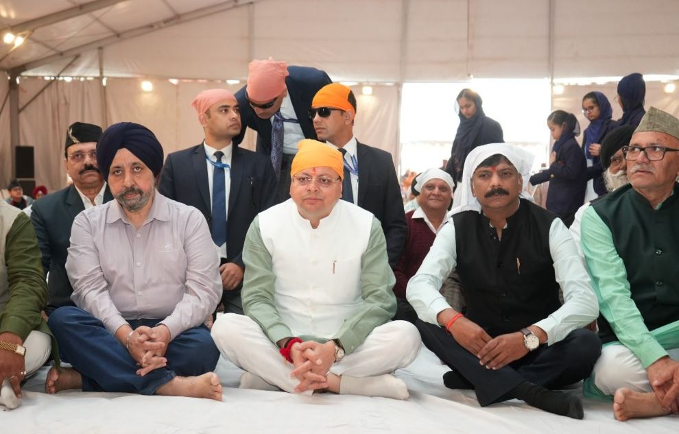 सीएम धामी ने गुरु नानक देव जी के प्रकाश पर्व पर गुरुद्वारा साहिब में टेका मत्था