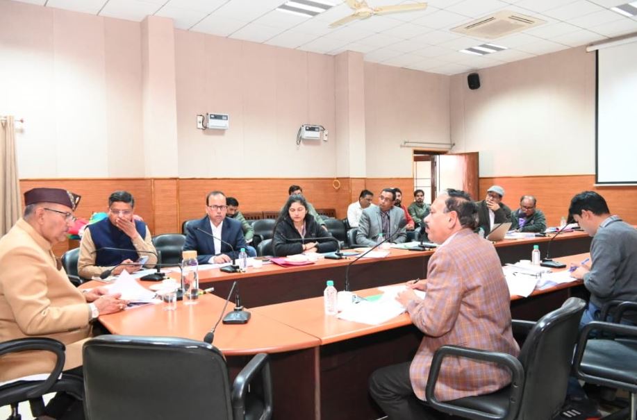 योजनाओं को गाँव-गाँव तक पहुँचाने को लेकर गणेश जोशी ने अधिकारियों को कार्यशालाएँ आयोजित करने को कहा।