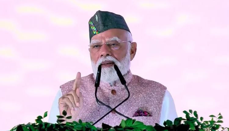 पीएम नरेंद्र मोदी ने राज्य को 8000 करोड़ रुपये से अधिक की योजनाओं का तोहफा दिया।