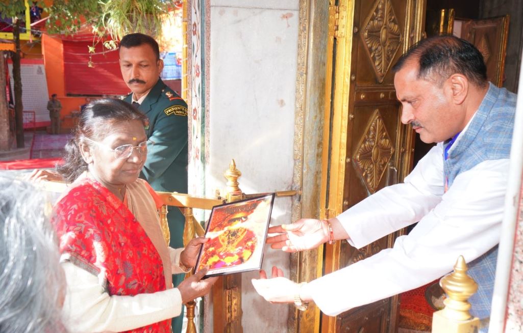 मां नैना देवी के दरबार में राष्ट्रपति द्रौपदी मुर्मू ने दर्शन किए।