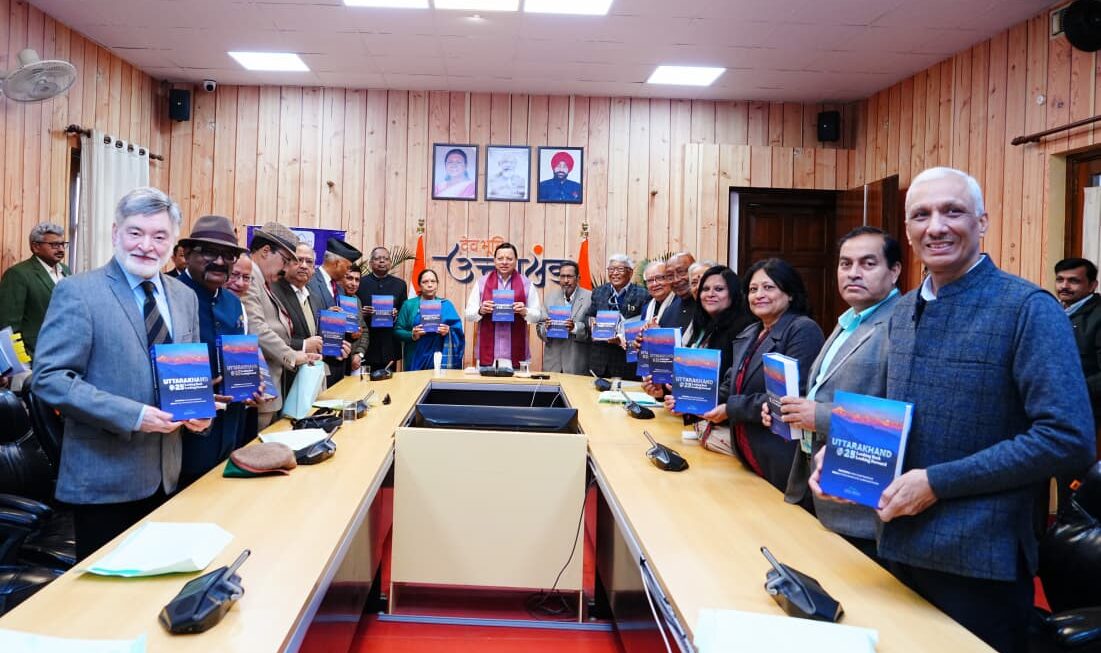 सीएम पुष्कर सिंह धामी ने “उत्तराखण्ड @25: लुकिंग बैक-लुकिंग फॉरवर्ड” नामक पुस्तक को रिलीज़ किया।