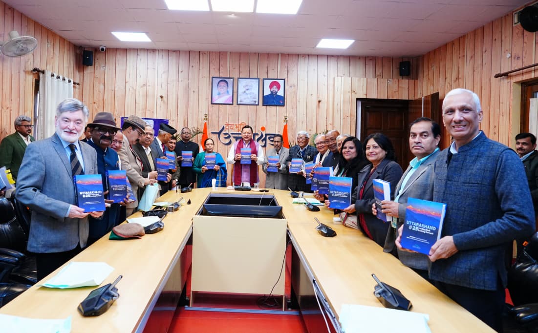 सीएम पुष्कर सिंह धामी ने “उत्तराखण्ड @25: लुकिंग बैक-लुकिंग फॉरवर्ड” नामक पुस्तक को रिलीज़ किया।
