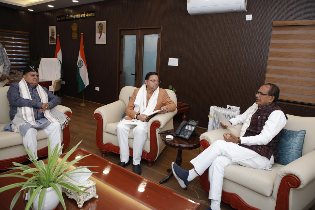 सीएम धामी ने शिवराज सिंह चौहान से मुलाकात कर कृषि सुदृढ़ीकरण व ग्रामीण विकास पर बातचीत की।