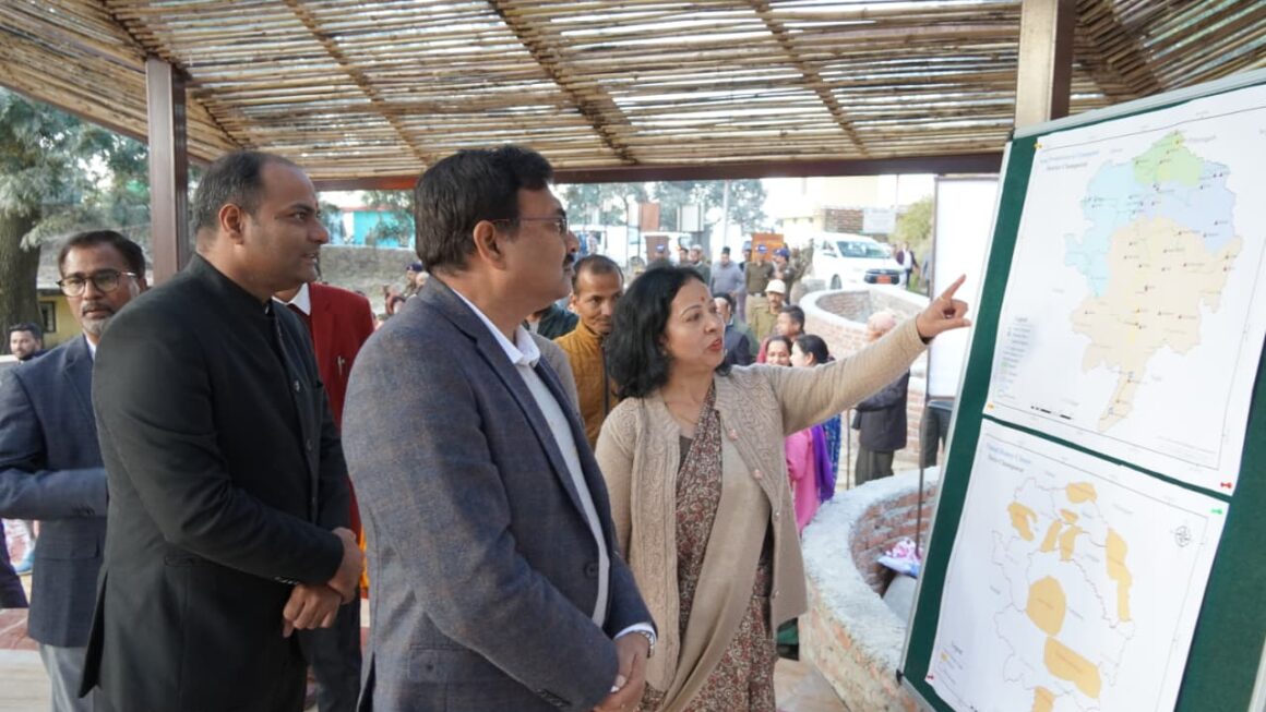 मुख्य सचिव आनन्द बर्द्धन ने शारदा बैराज व संबंधित क्षेत्रों में चल रहे विकास और बाढ़ सुरक्षा कार्यों का जायजा लिया।