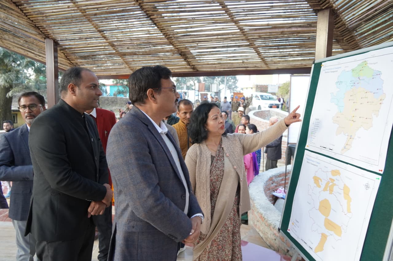 मुख्य सचिव आनन्द बर्द्धन ने शारदा बैराज व संबंधित क्षेत्रों में चल रहे विकास और बाढ़ सुरक्षा कार्यों का जायजा लिया।