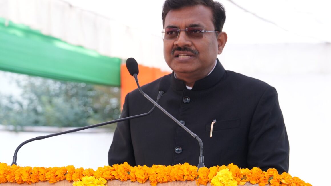 मुख्य सचिव ने सचिवालय में ध्वज फहराकर प्रदेशवासियों और सचिवालय परिवार को गणतंत्र दिवस की बधाई दी