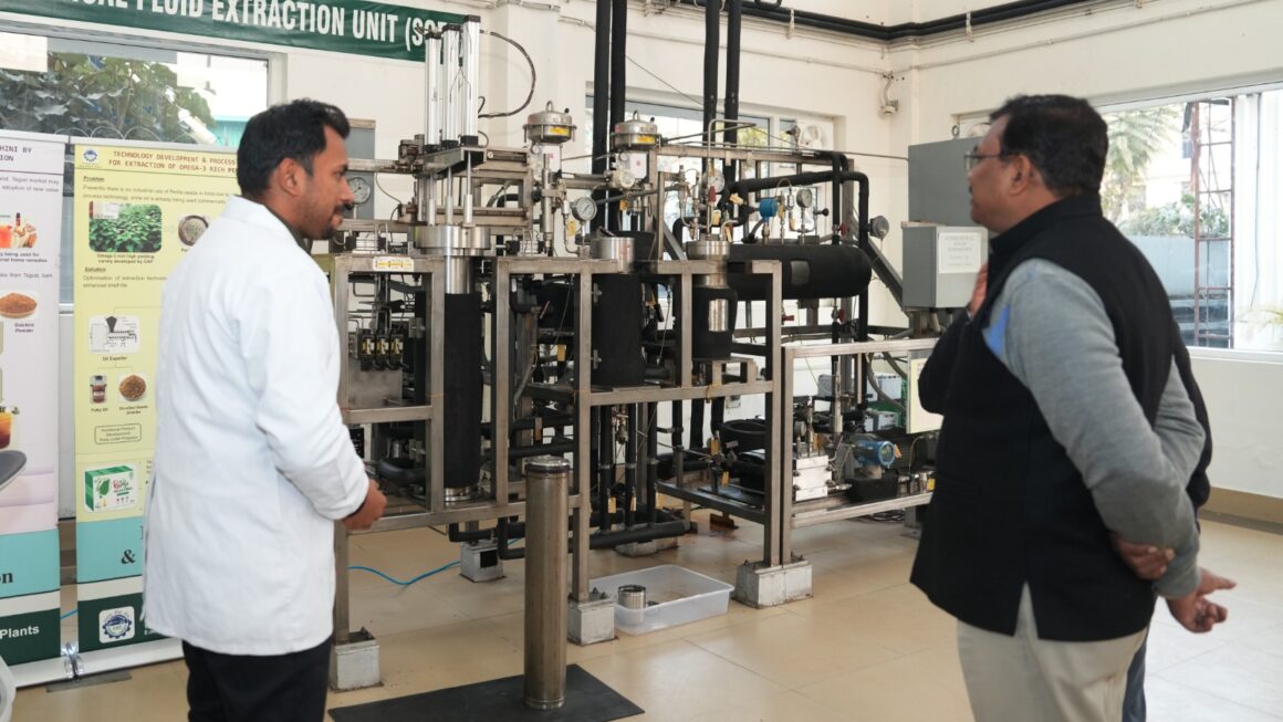 मुख्य सचिव आनन्द बर्द्धन ने सेलाकुई स्थित सगन्ध पौधा केंद्र पहुंचकर वहां किए जा रहे कार्यों की विस्तार से समीक्षा की।