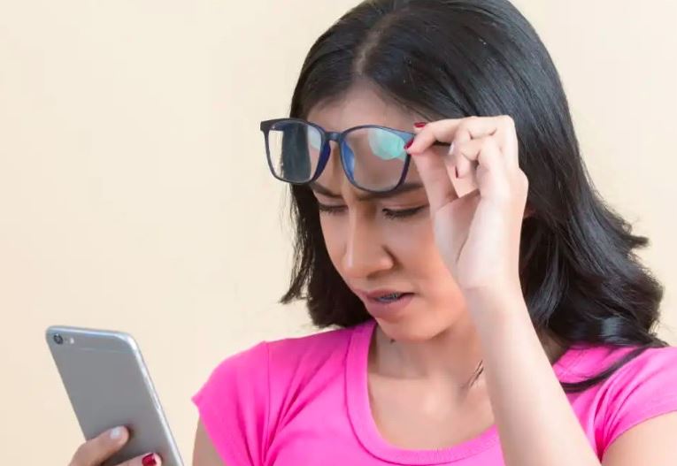 बढ़ता स्क्रीन टाइम आंखों की सेहत पर डाल रहा बुरा असर, वक़्त रहते हो जाएं सावधान