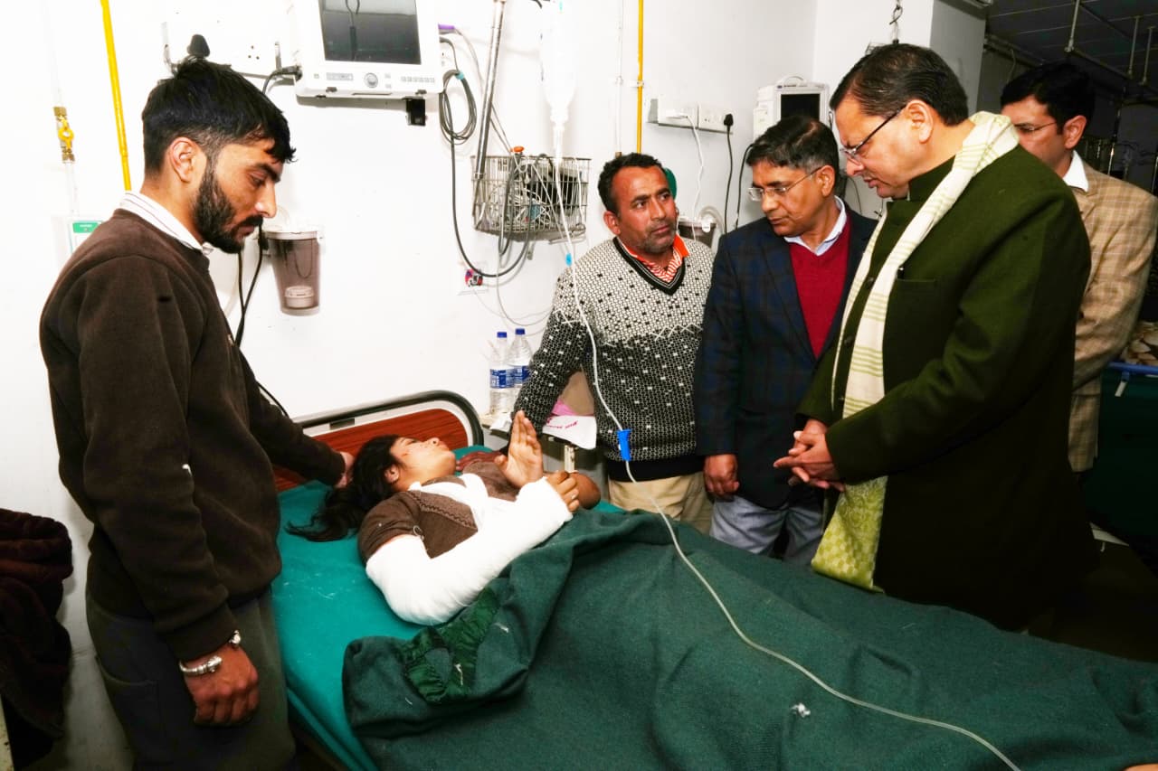 क्वानू-मीनस मोटर मार्ग दुर्घटना में घायल यात्रियों का हाल पूछने दून अस्पताल पहुंचे मुख्यमंत्री धामी, घायलों का हालचाल जाना, पारिवारिक जनों से बातचीत कर इलाज का पूरा भरोसा दिया