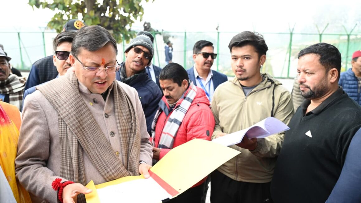 CM धामी ने खटीमा दौरे के दूसरे दिन जनप्रतिनिधियों से भेंट कर समस्याओं के समाधान के निर्देश दिए।