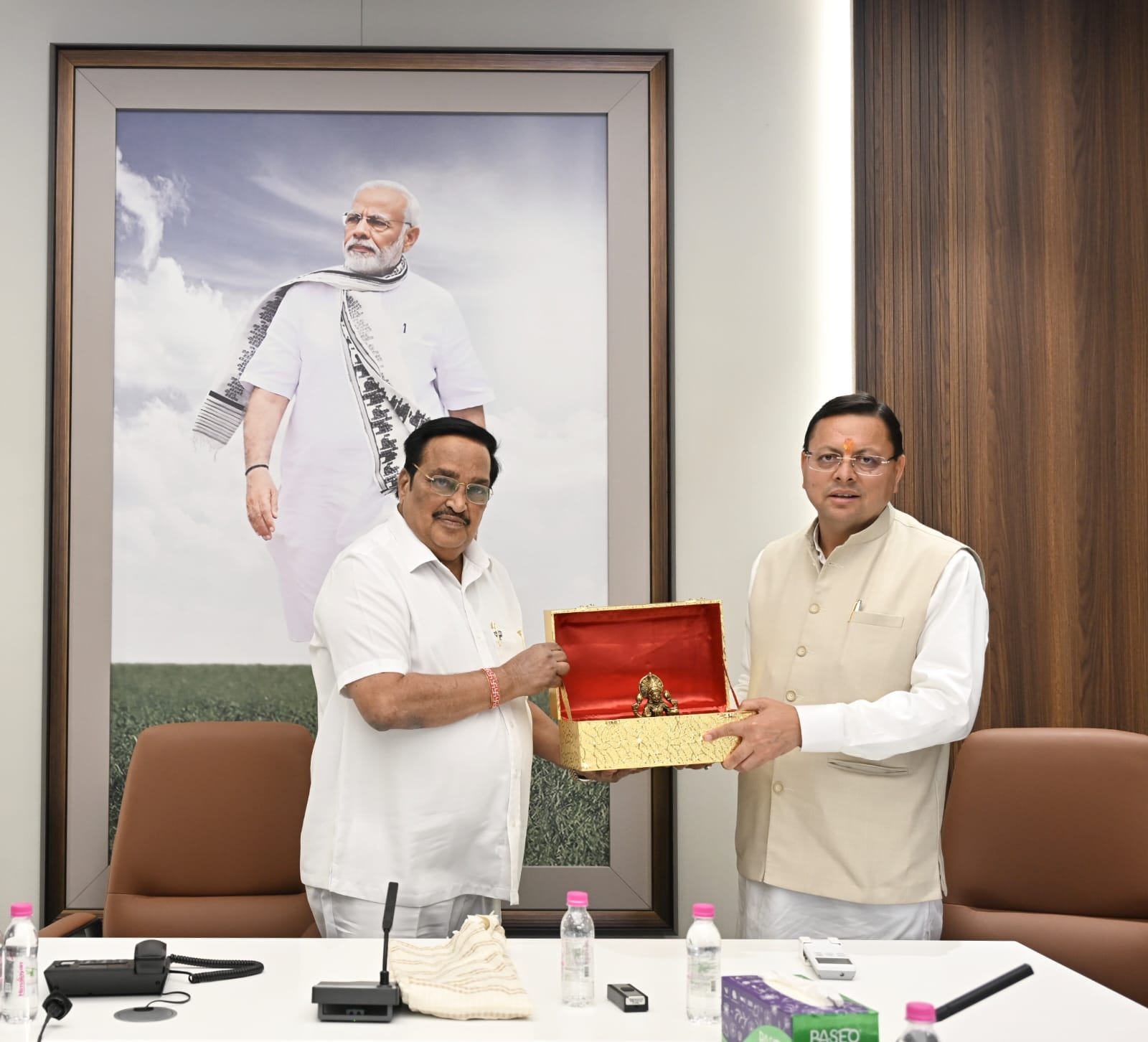 नई दिल्ली में हुई बैठक में मुख्यमंत्री धामी और केंद्रीय मंत्री पाटिल ने महाकुंभ व नमामि गंगे योजनाओं पर विचार किया।