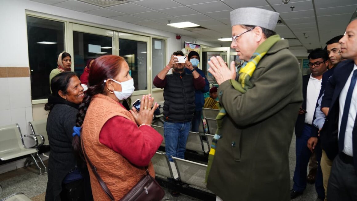 देर रात दून मेडिकल कॉलेज चिकित्सालय पहुंचे मुख्यमंत्री, व्यवस्थाओं का लिया जायजा