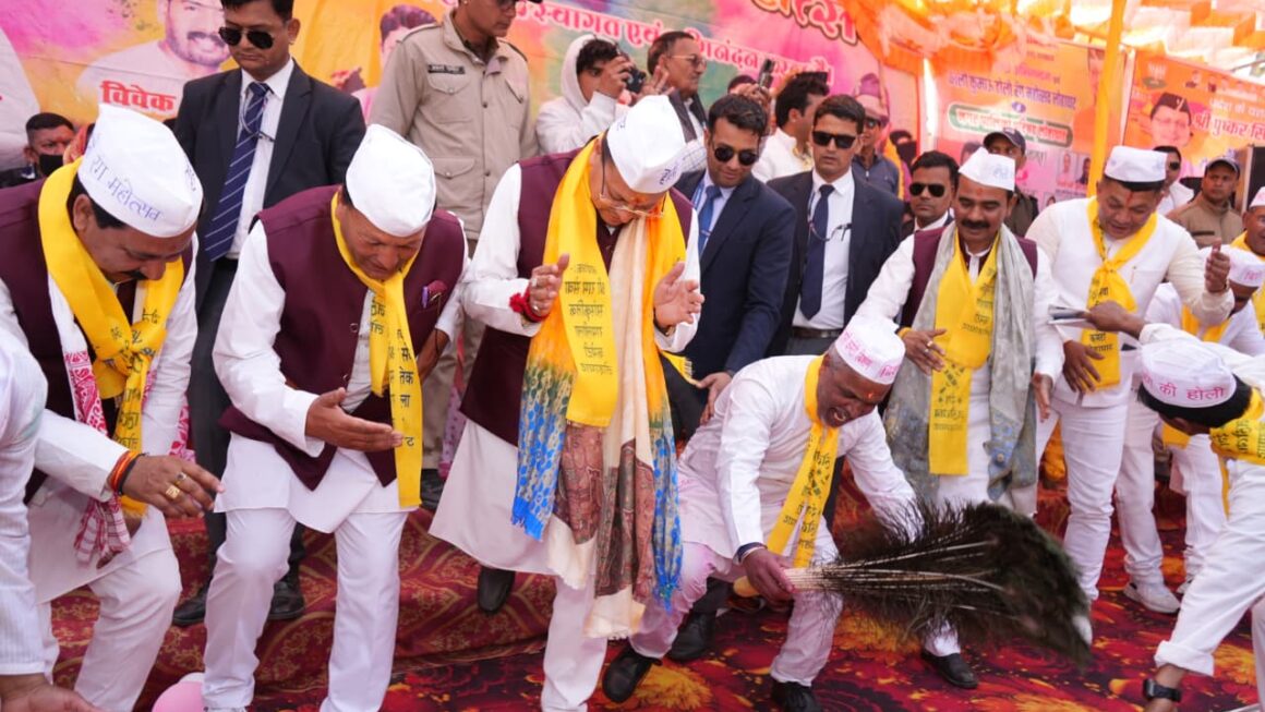 लोहाघाट होली रंग महोत्सव में शामिल हुए मुख्यमंत्री धामी, जनसमुदाय संग साझा की उत्सव की खुशियां