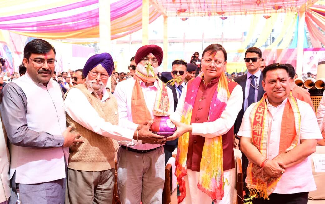 काशीपुर रंगोत्सव होली मिलन समारोह में शामिल हुए मुख्यमंत्री पुष्कर सिंह धामी।