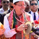 लोक गीतों की धुनों के बीच सीएम आवास में निखरे होली के रंग, होली मिलन कार्यक्रम में जुटे गढ़वाल-कुमाऊं से लेकर जौनसार तक के कलाकार’