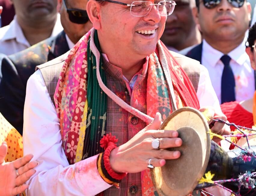लोक गीतों की धुनों के बीच सीएम आवास में निखरे होली के रंग, होली मिलन कार्यक्रम में जुटे गढ़वाल-कुमाऊं से लेकर जौनसार तक के कलाकार’