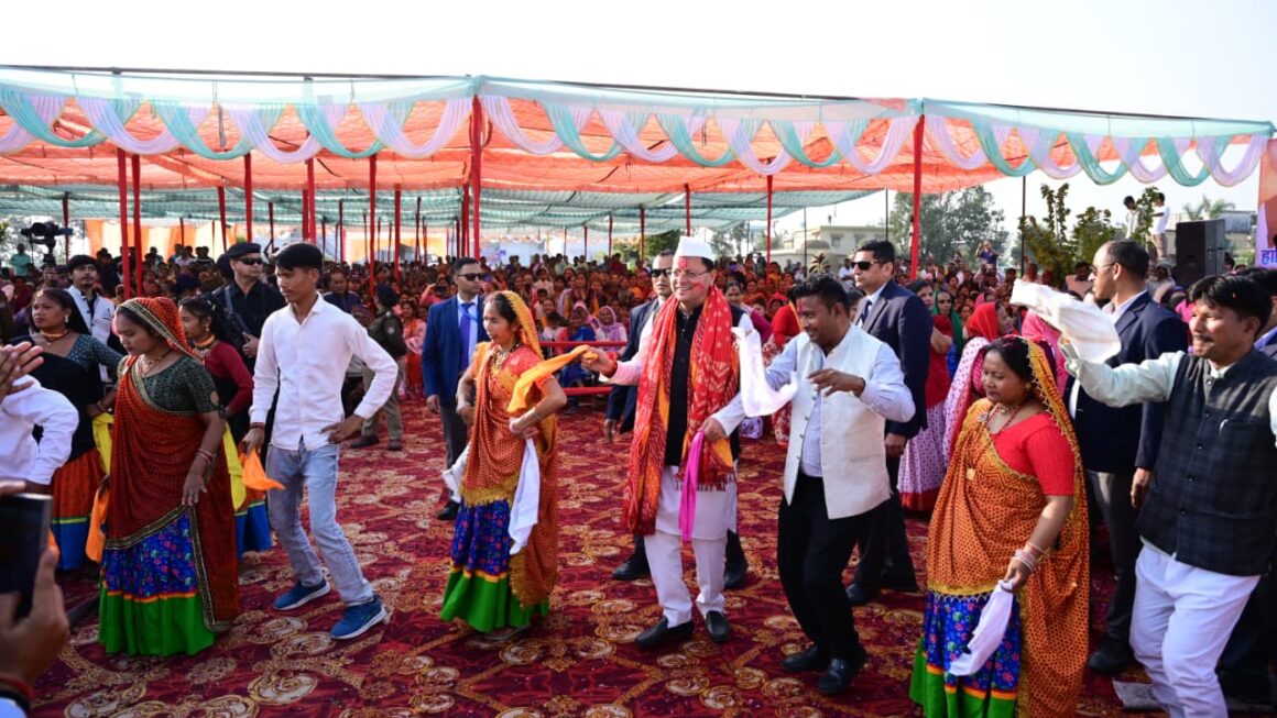 सीएम धामी ने जनसमुदाय संग साझा की उत्सव की खुशियां जनता ने पुष्पवर्षा कर किया भव्य स्वागत