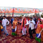 सीएम धामी ने जनसमुदाय संग साझा की उत्सव की खुशियां जनता ने पुष्पवर्षा कर किया भव्य स्वागत