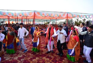 सीएम धामी ने जनसमुदाय संग साझा की उत्सव की खुशियां जनता ने पुष्पवर्षा कर किया भव्य स्वागत