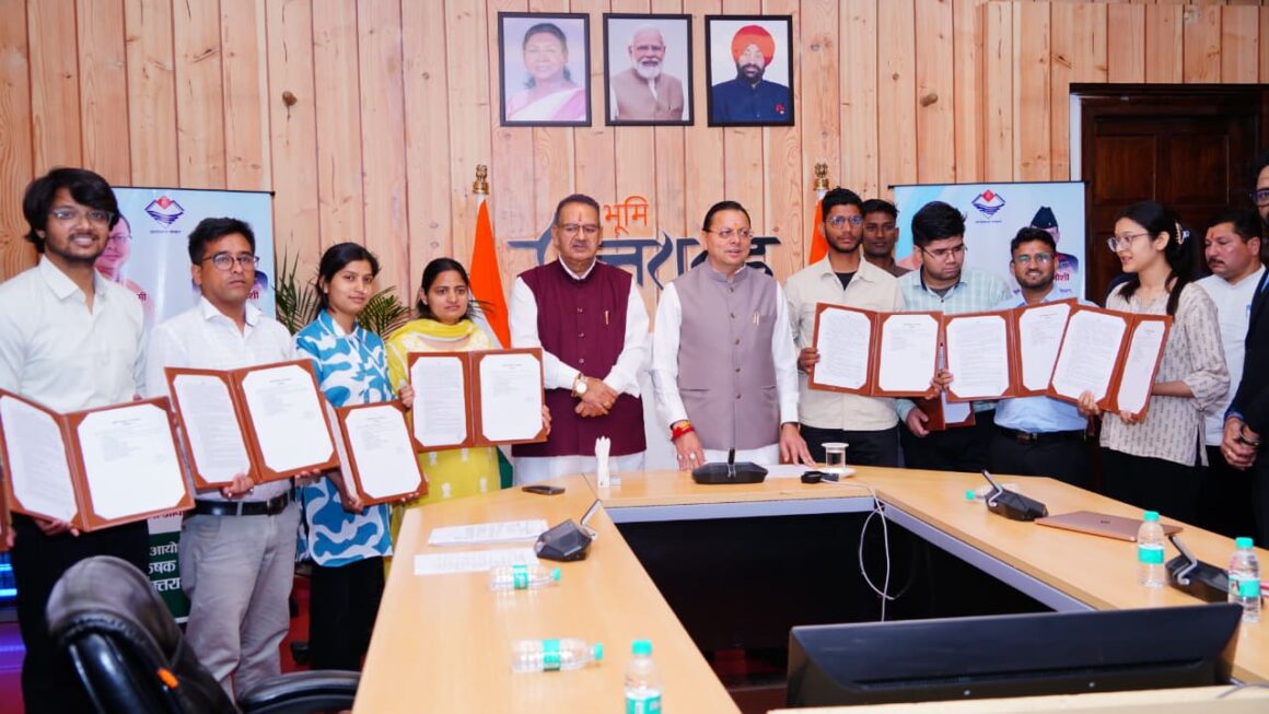 मुख्यमंत्री धामी ने कृषि एवं कृषक कल्याण विभाग के अंतर्गत मानचित्रक के पद पर चयनित 12 अभ्यर्थियों को नियुक्ति पत्र प्रदान किए।